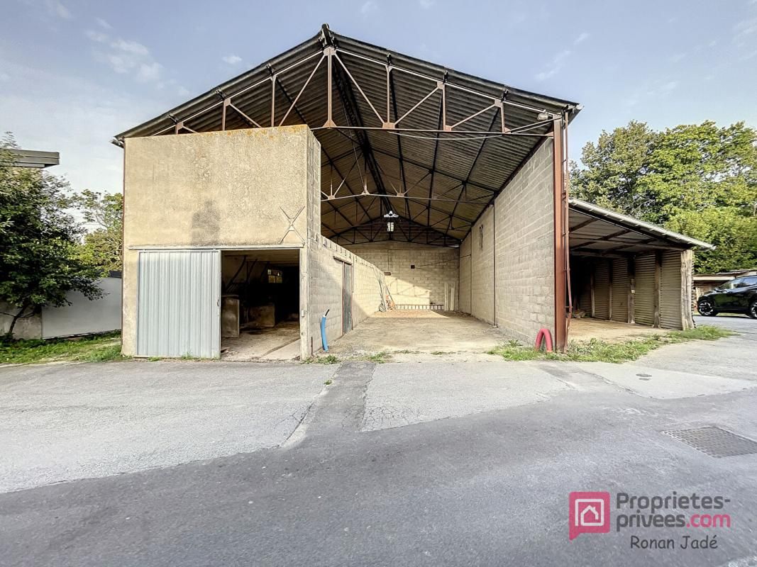 A vendre Terrain avec hangar