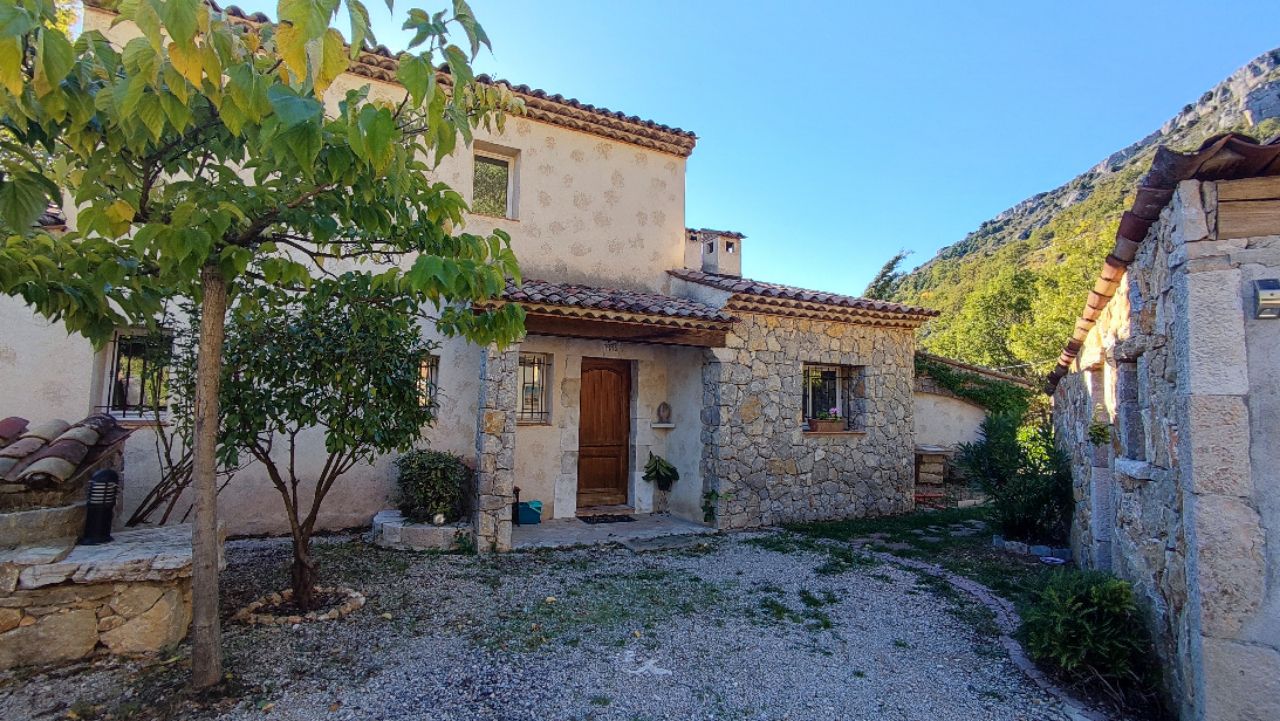A VENDRE à Gréolières ! Maison 5 pièces, environ 170m2 sur 1500m2 de terrain + 2 pièces indépendant