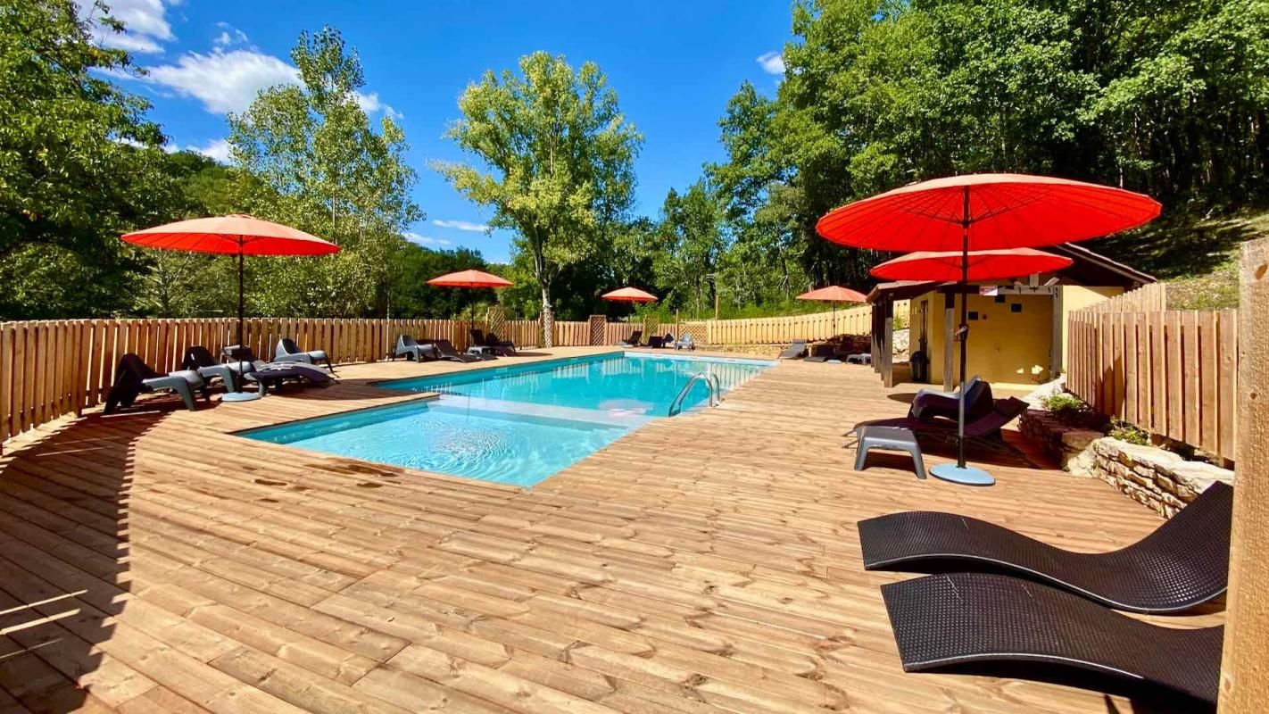 Village de 5 gîtes avec piscine et maison d'habitation sur 3,4 hectares de bois
