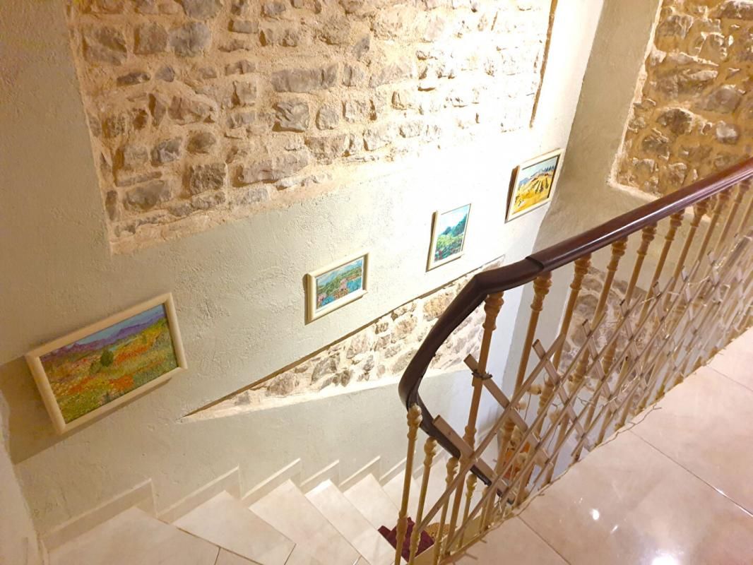 Maison sur 2 niveaux + studio indépendant+ petite dépendance