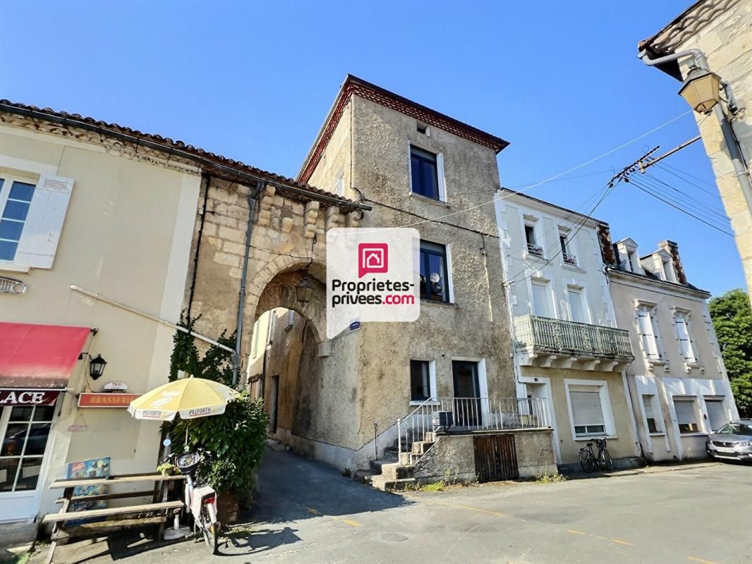 Maison atypique d'env. 114 m2 sur 3 niveaux entièrement rénovés + cave en plein centre d'AGONAC (24460)