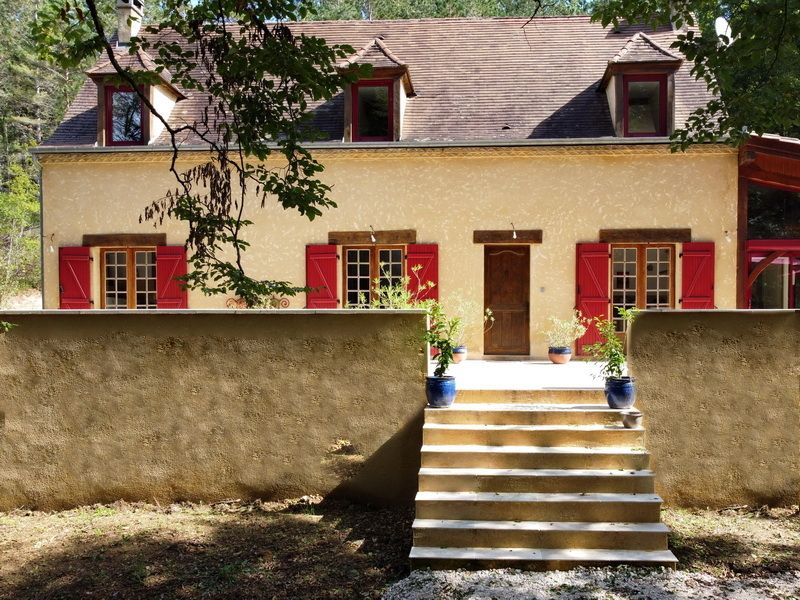 Périgourdine 170 m2 entièrement rénovée 5 chambres sur 3,4 hectares et piscine 12x6