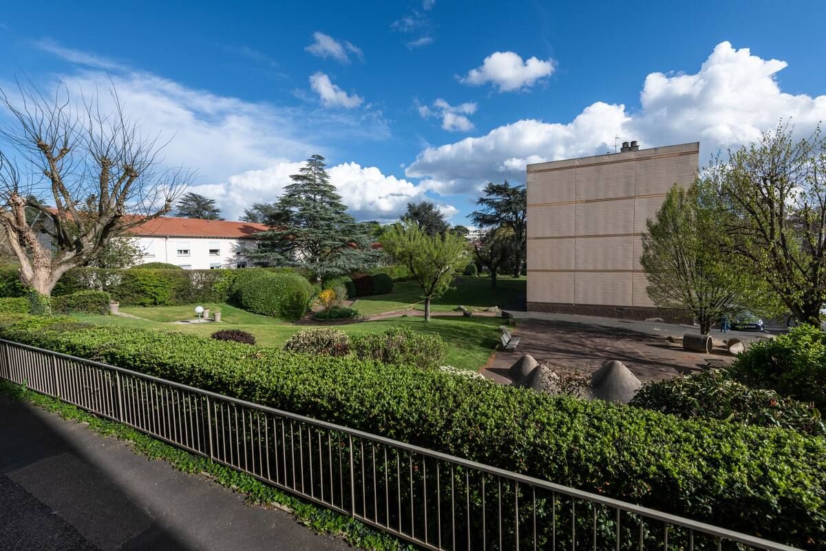 Appartement T3 totalement rénové à Ecully Centre