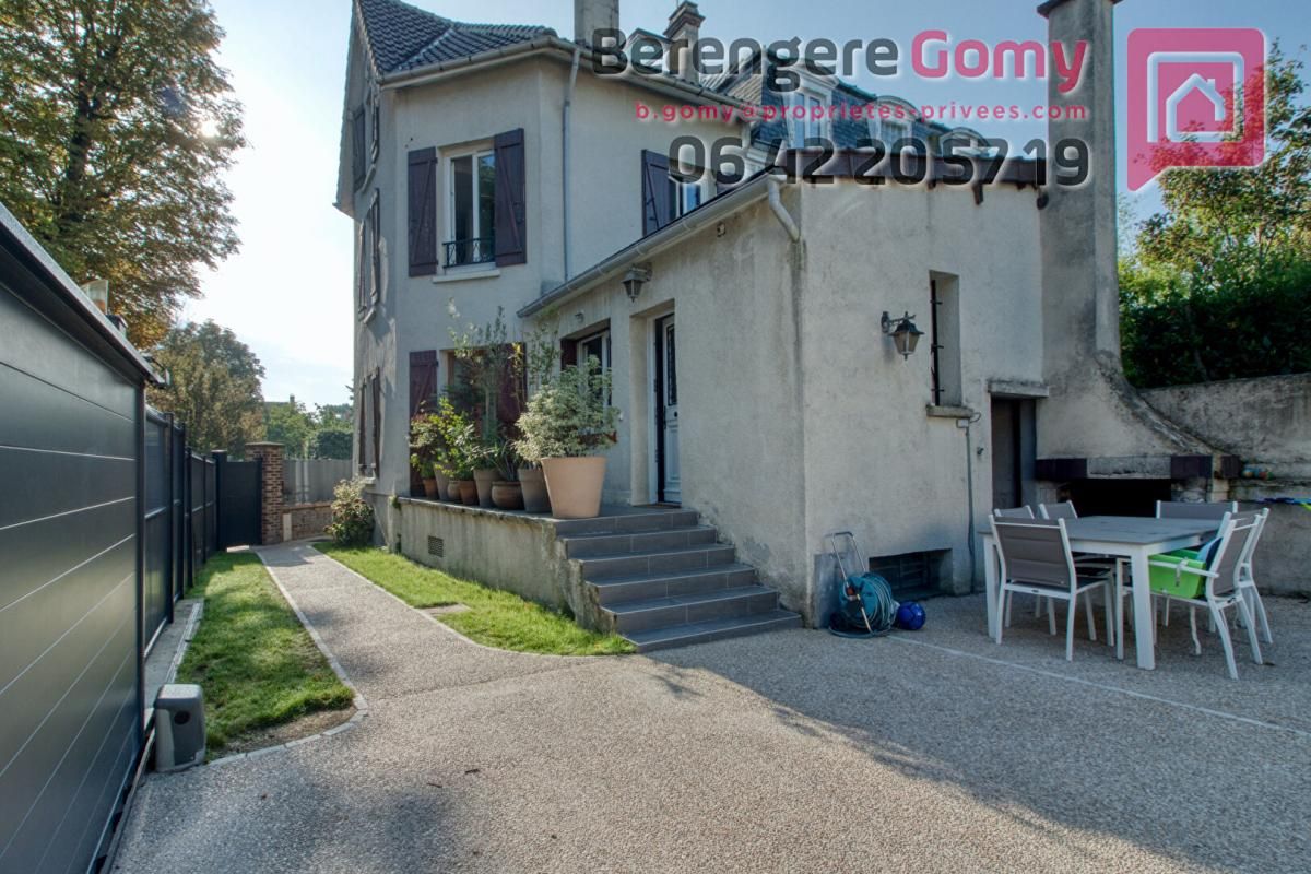 Maison familiale rénovée de 106m2 avec 4 chambres proche gare, écoles et commerces
