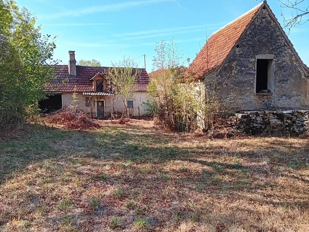 Maison en pierre 83 m², 2 citernes, dépendances, grand terrain