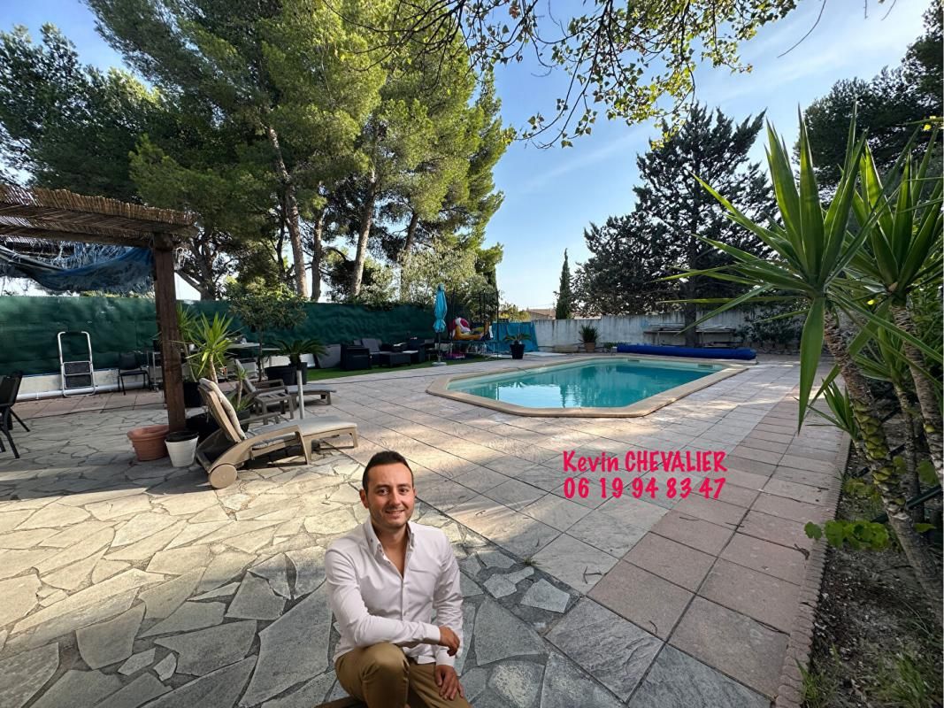 Villa sous les Pins dans un Quartier Résidentiel Paisible