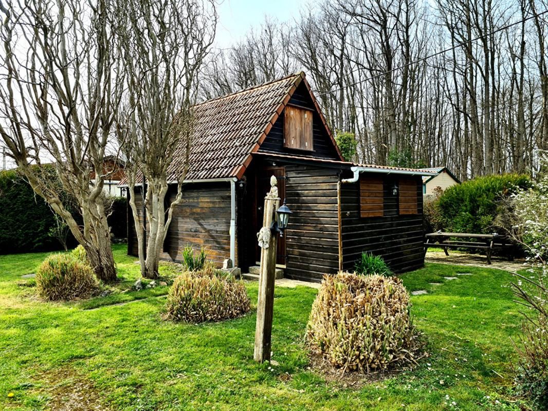 Exclusivité - Proche de St Aubin sur Gaillon - Chalet refait à neuf de 26 m2 sur 394 m2 de terrain plat et arboré - Prix 96.990 -