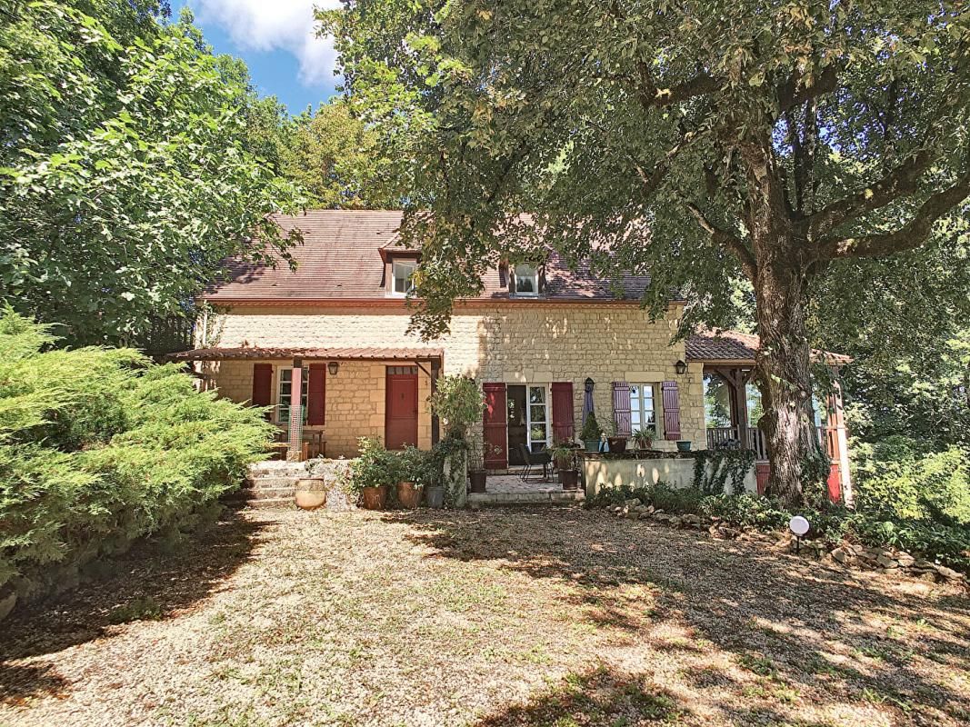 Maison périgourdine récente avec atelier sur 1,75 hectares à SARLAT