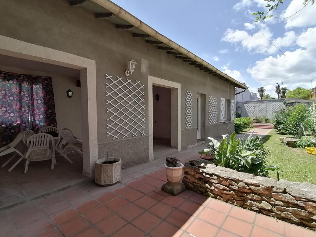 Allée Menant Au Garage Dans Le Jardin Ensoleillé De La Maison