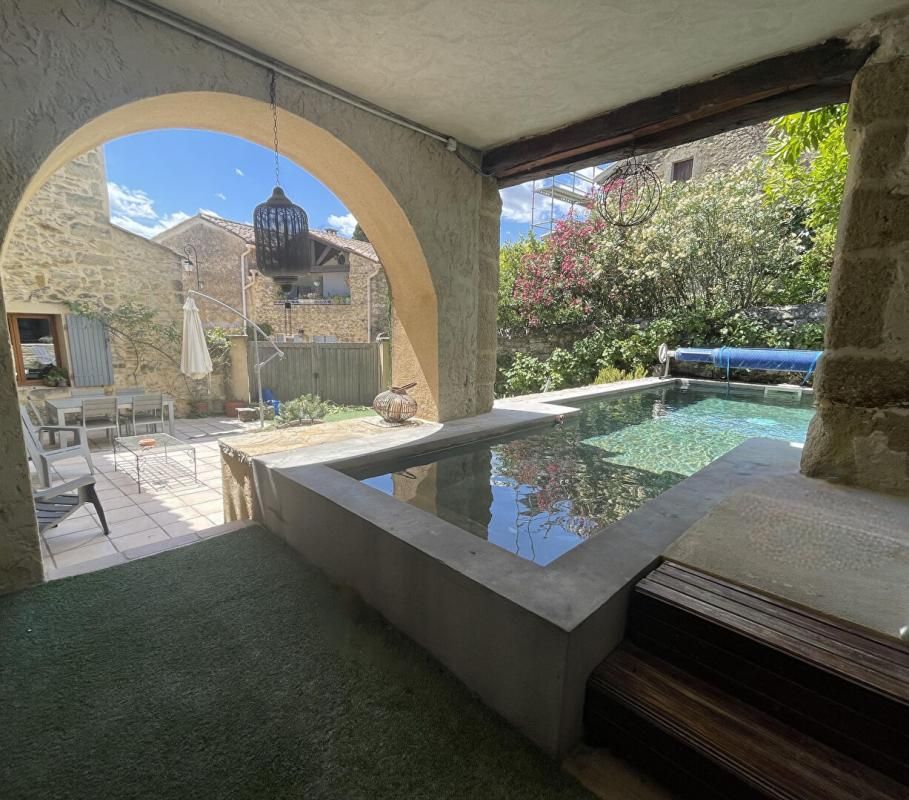 UZES Maison de village Uzès, Rénovée, 331 m2, 7 Chambres, bureau, Terrasses Bassin, jardin
