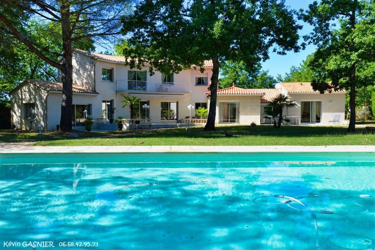 SAINT YRIEIX (16710) : Propriété familiale de 283m2