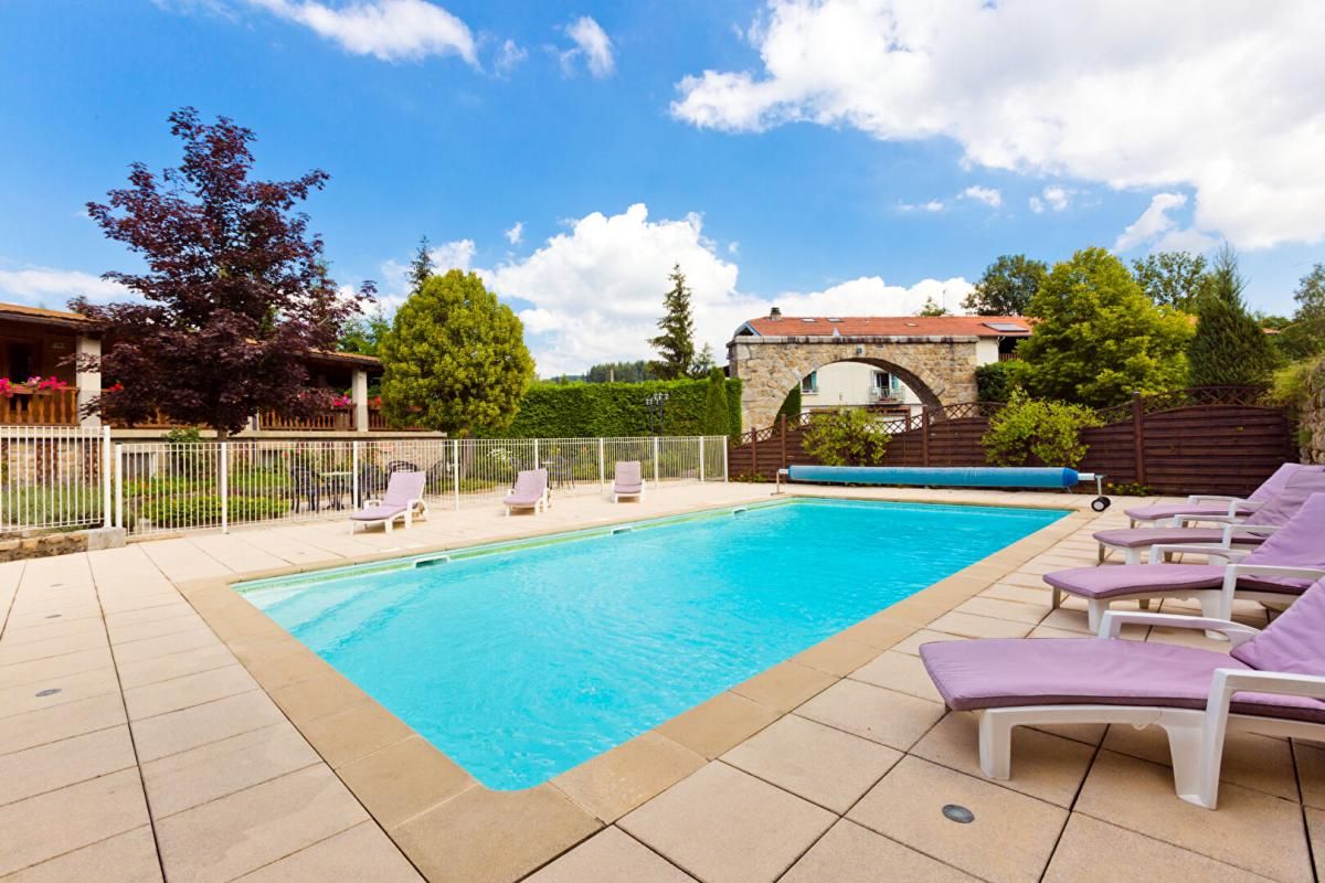 SAINT-ANTHEME Propriété en pierres piscine spa 1