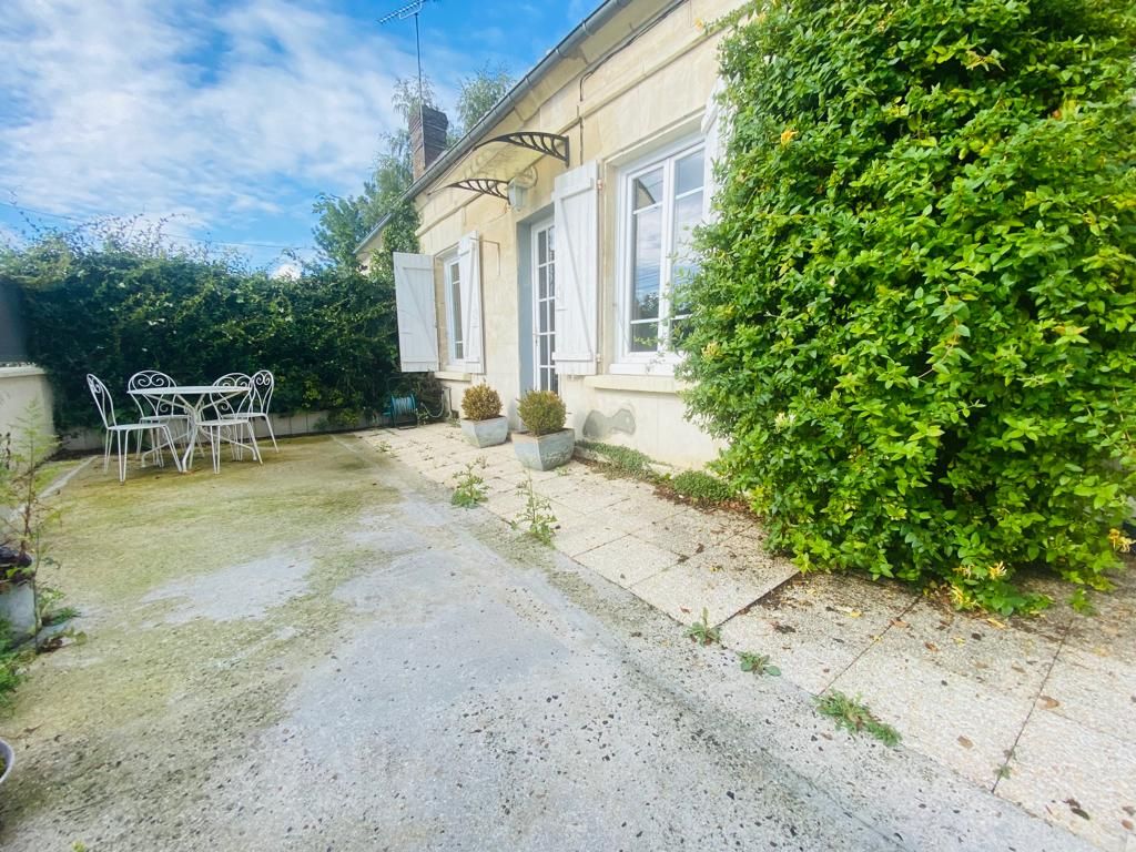 BURY : Maison en pierre pleine de charme au coeur du village