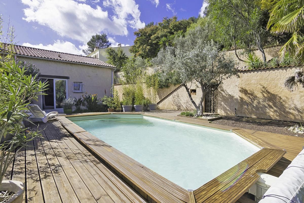 Villa à Solliès-Toucas de 149m2 habitables, 3 chambres, garage, piscine, terrain de 1400m2. Vue dominante sur la vallée du Gapeau