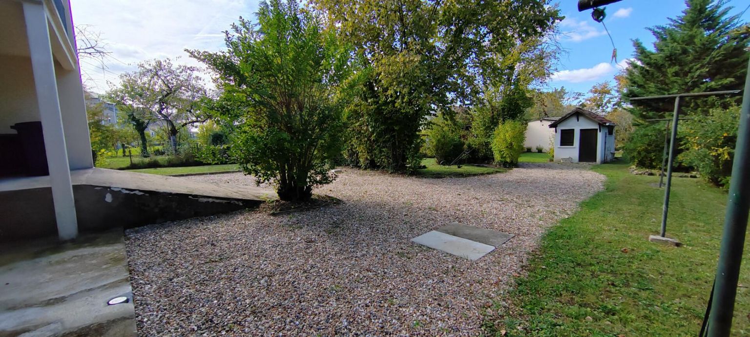 CHATEAUROUX Exclu : Maison habitable de suite à Châteauroux 4 chambres, nombreuses dépendances et très grand jardin 2
