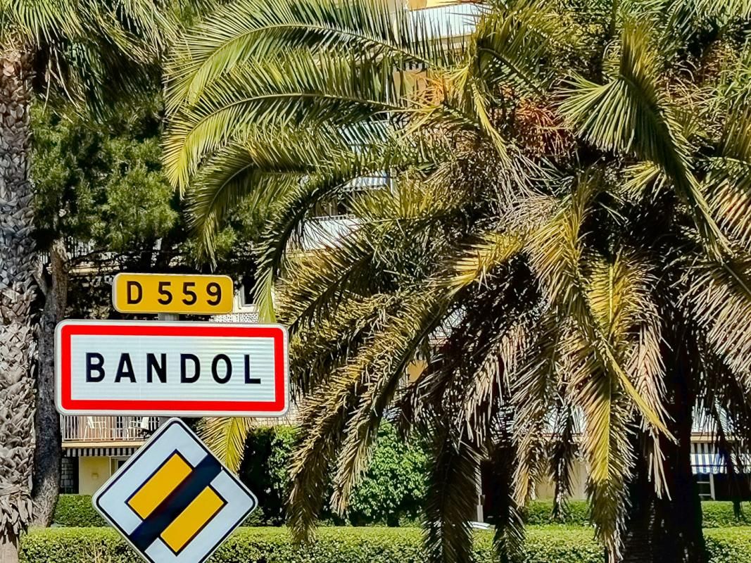 BANDOL Pied-à-terre ou habitation de standing avec une vue exceptionnelle sur la Baie de Bandol 3