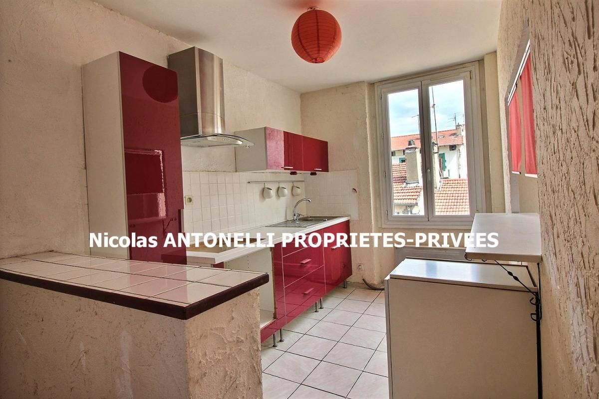 FIRMINY FIRMINY (42700) RUE GAMBETTA, PLEIN CENTRE VILLE Appartement T2 46m² ( 63m² au sol ) 1 chambre possibilité deux 3
