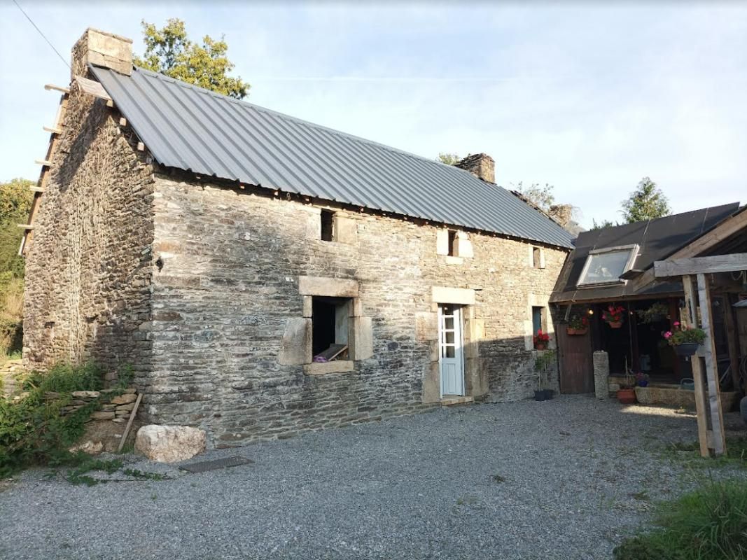 29520 Chateauneuf du Faou Ensemble de  2 maisons à restaurer à la sortie du bourg