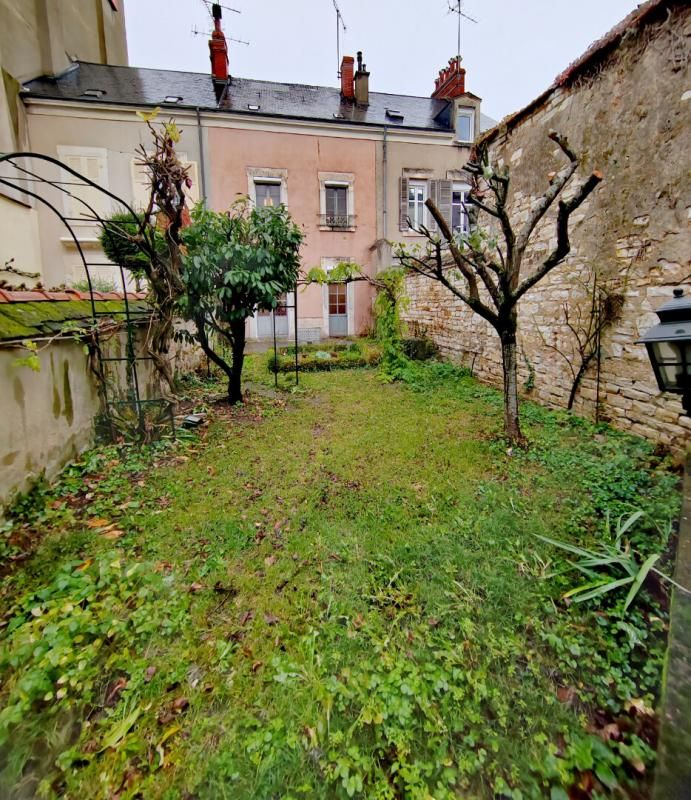 Maison bourgeoise en hyper centre de Châteauroux 167 m2, jardin, annexes et parking privé couvert