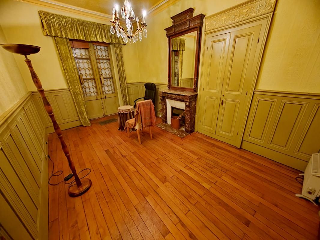 CHATEAUROUX Maison bourgeoise en hyper centre de Châteauroux 167 m2, jardin, annexes et parking privé 2
