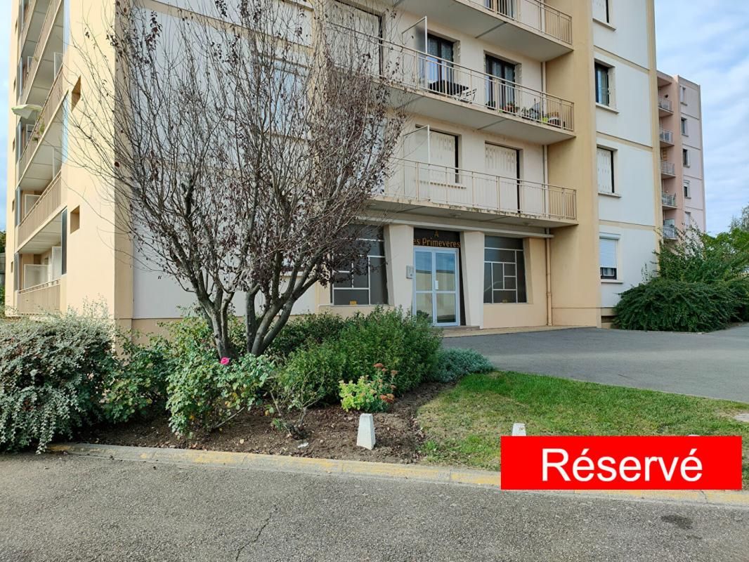 RIORGES  -  APPARTEMENT  T3  AVEC GARAGE