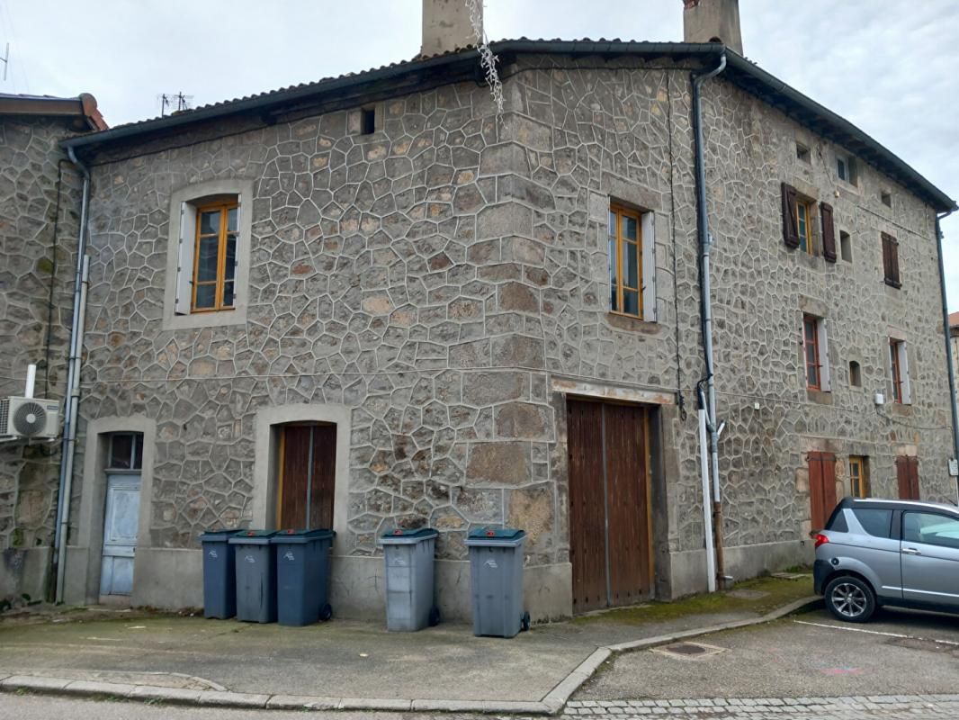 43220 Riotord Immeuble d'environ 250 m²  sur 3 niveaux plus cave en sous-sol et grenier