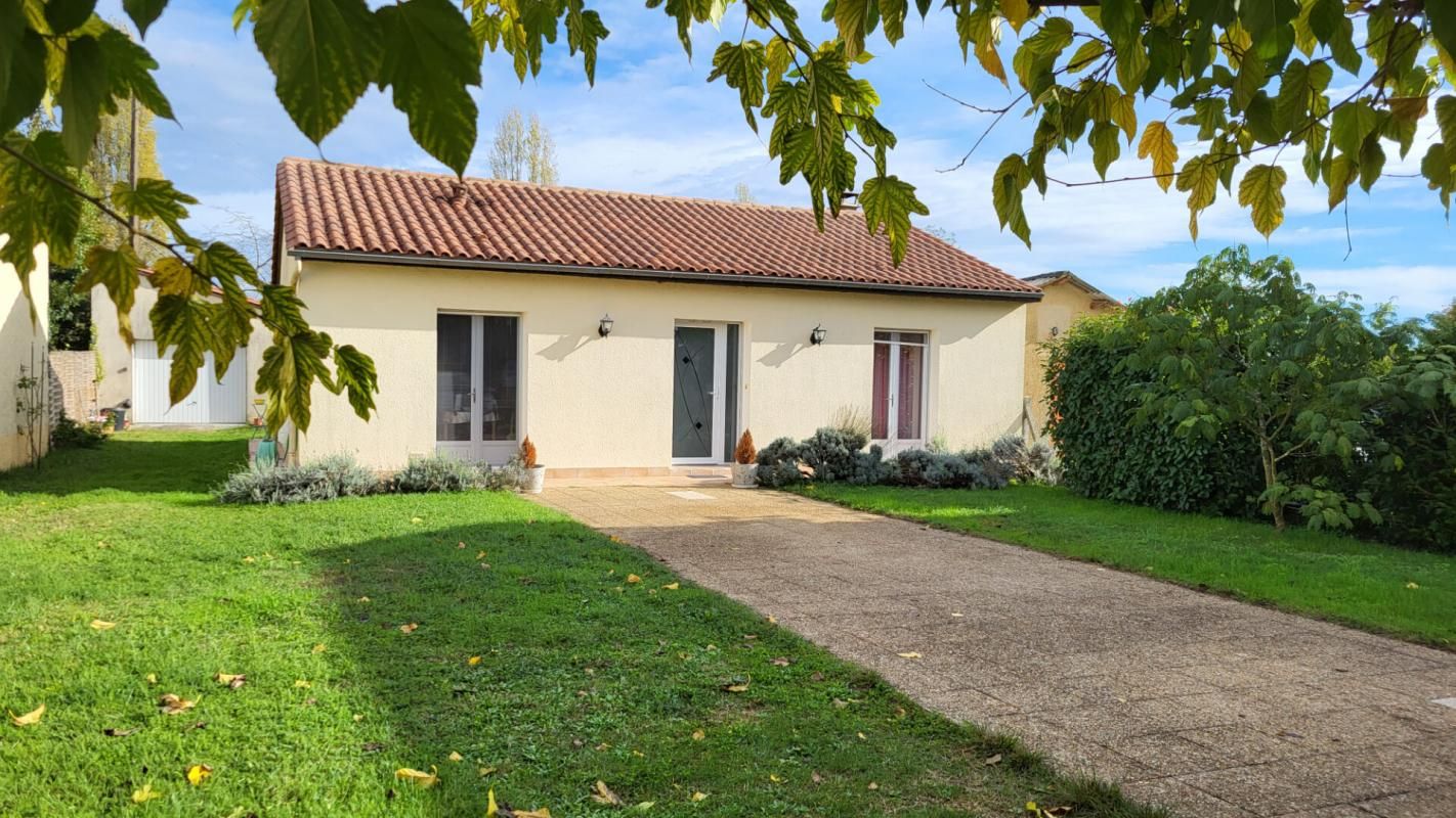 Maison plain pied village proche Mussidan 4 pièces 76 m2 garage parcelle 1394 m²