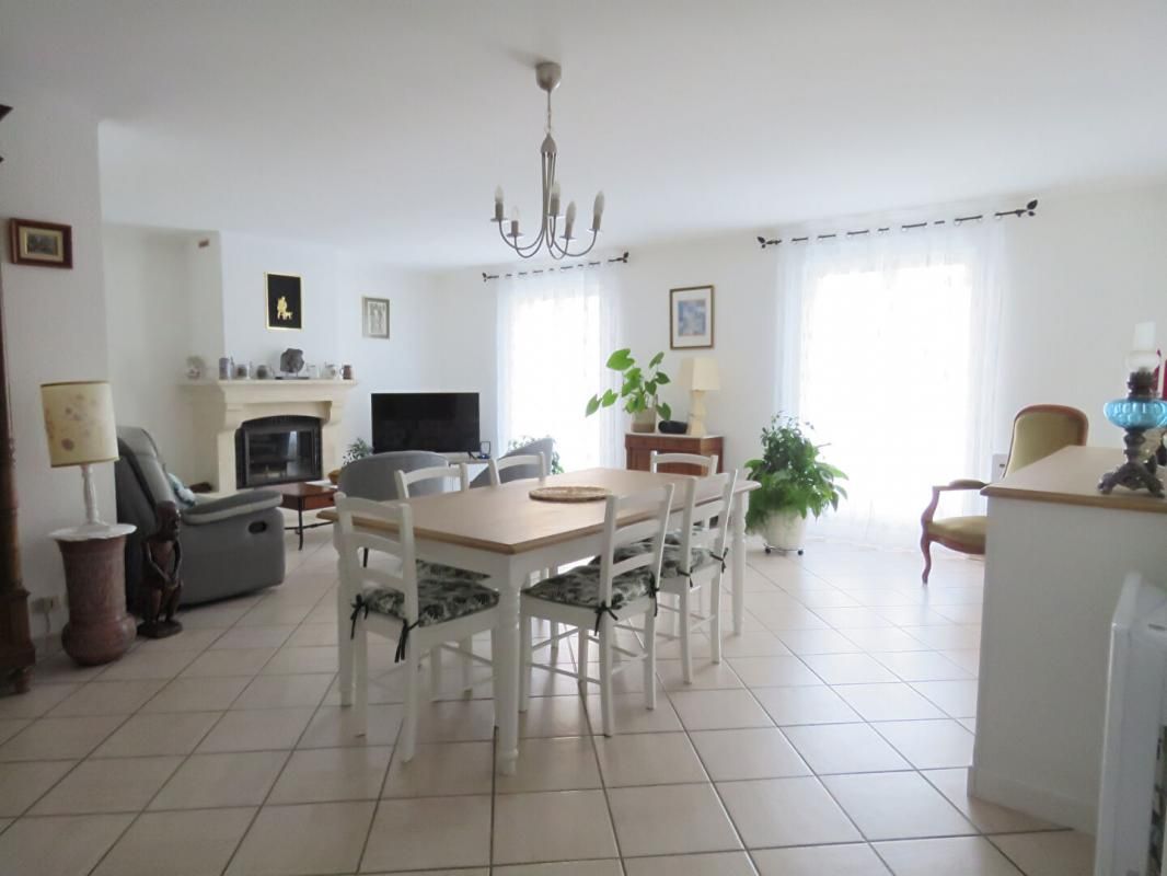 Belle maison familiale de 4 chambres, de Plain Pied, bien entretenue, avec jardin et garage