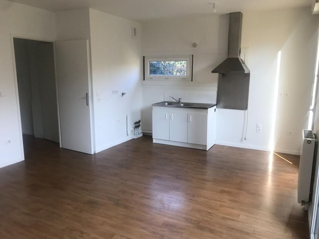 LES ULIS Beau F2 dans résidence récente avec grand jardin +terrasse +parking securisé 1