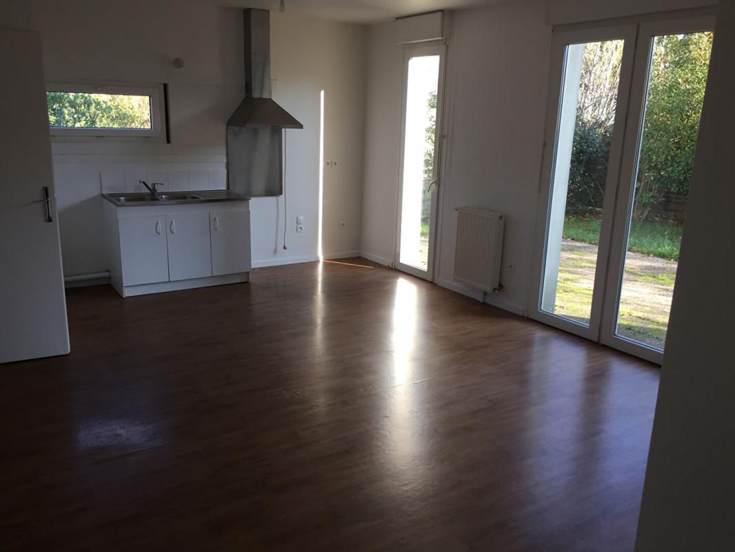 LES ULIS Beau F2 dans résidence récente avec grand jardin +terrasse +parking securisé 3