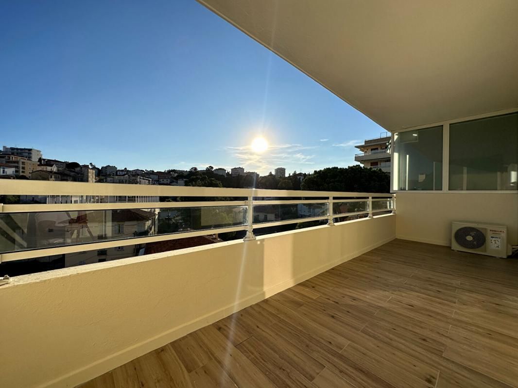 Cannes bas petit Juas, Appartement entièrement rénové 3 pièces 63m2 traversant Est-Ouest terrasses