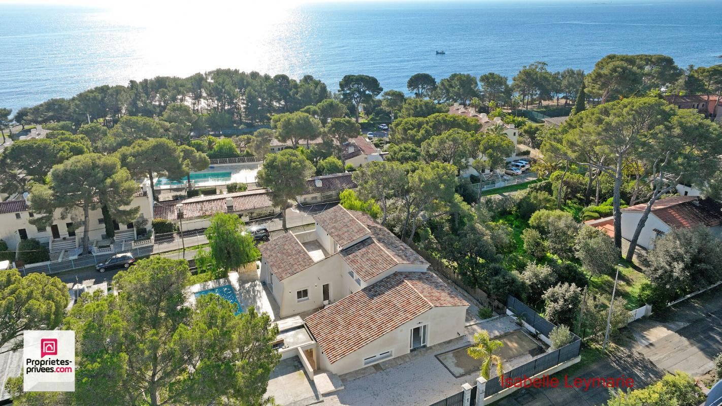 ROQUEBRUNE-SUR-ARGENS Magnifique villa dans quartier prisé des Issambres avec vue mer 1