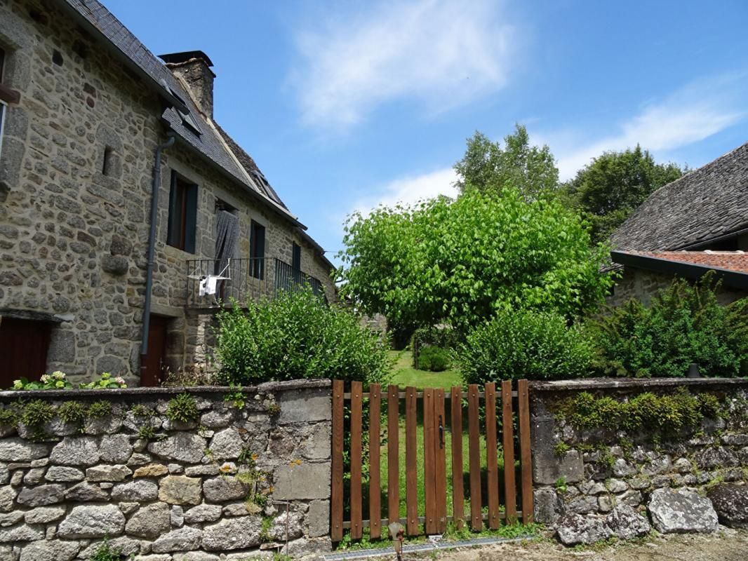 SENERGUES Corps de ferme traditionnel rénové avec dépendances et terrain de 12 210 m²- - 294 000 euros 1