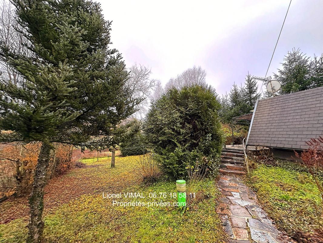 Petit chalet avec garage et abris de jardin sur terrain clos et arboré de 913 m2