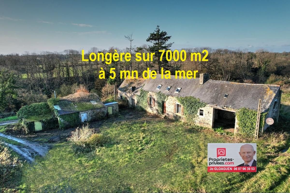 Longère de 102  m2  sur 7 000m2, à restaurer,  proche de la mer