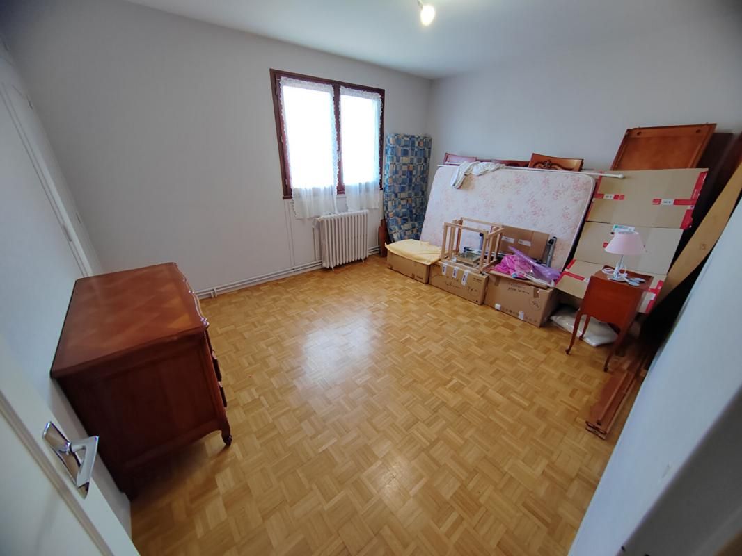 CHATEAUROUX Maison habitable de suite à Châteauroux, rénovée suite à la grêle, 3 chambres, garage, jardin, cave 4