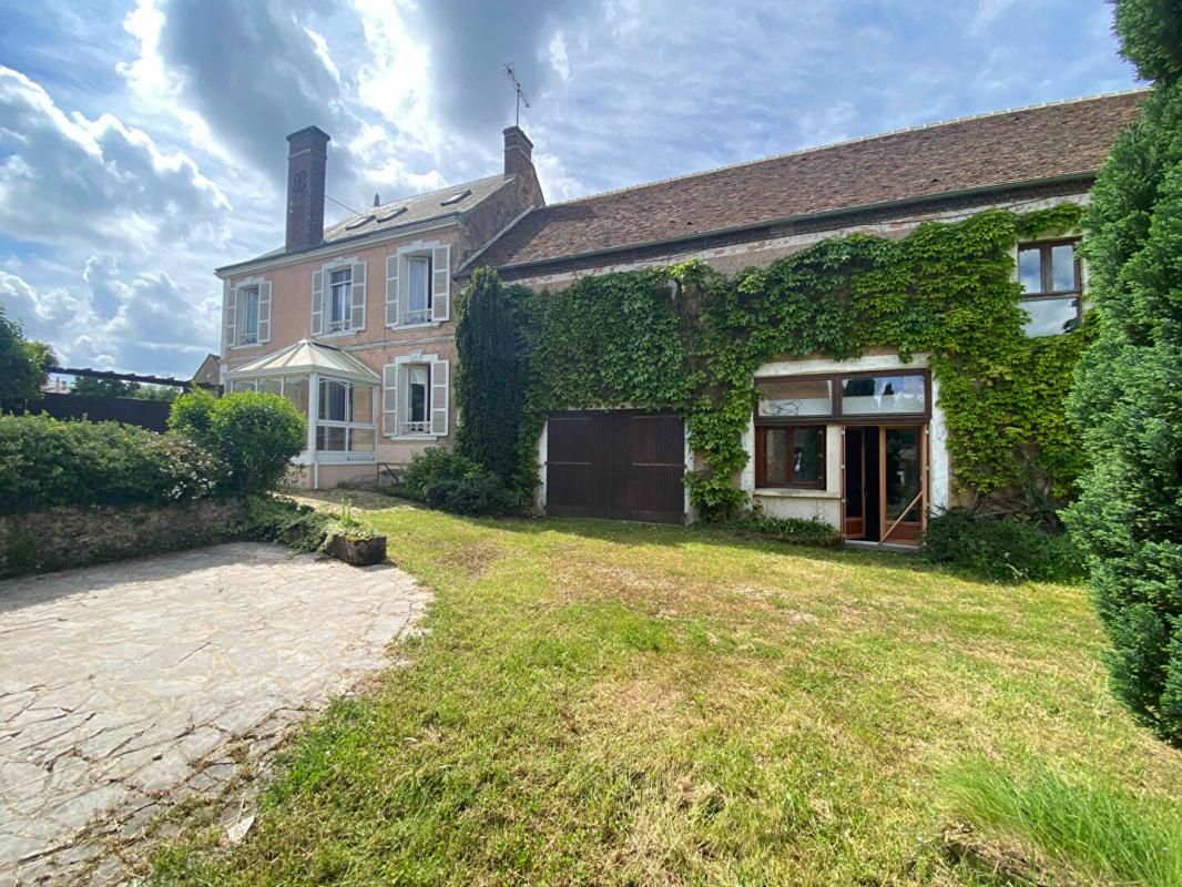 Belle maison bourgeoise avec ensemble de bureaux-ateliers