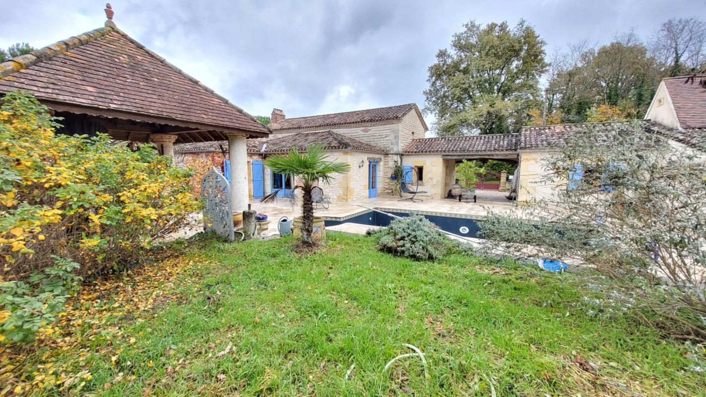 Maisons en pierres et 2 gites 12 pièces 340 m² sur parcelle de 14400 m² environ