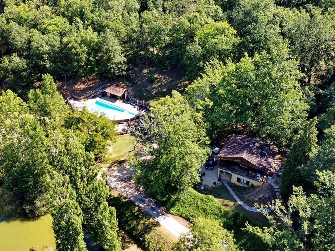 Village de 5 gîtes avec piscine et maison d'habitation sur 3,4 hectares de bois