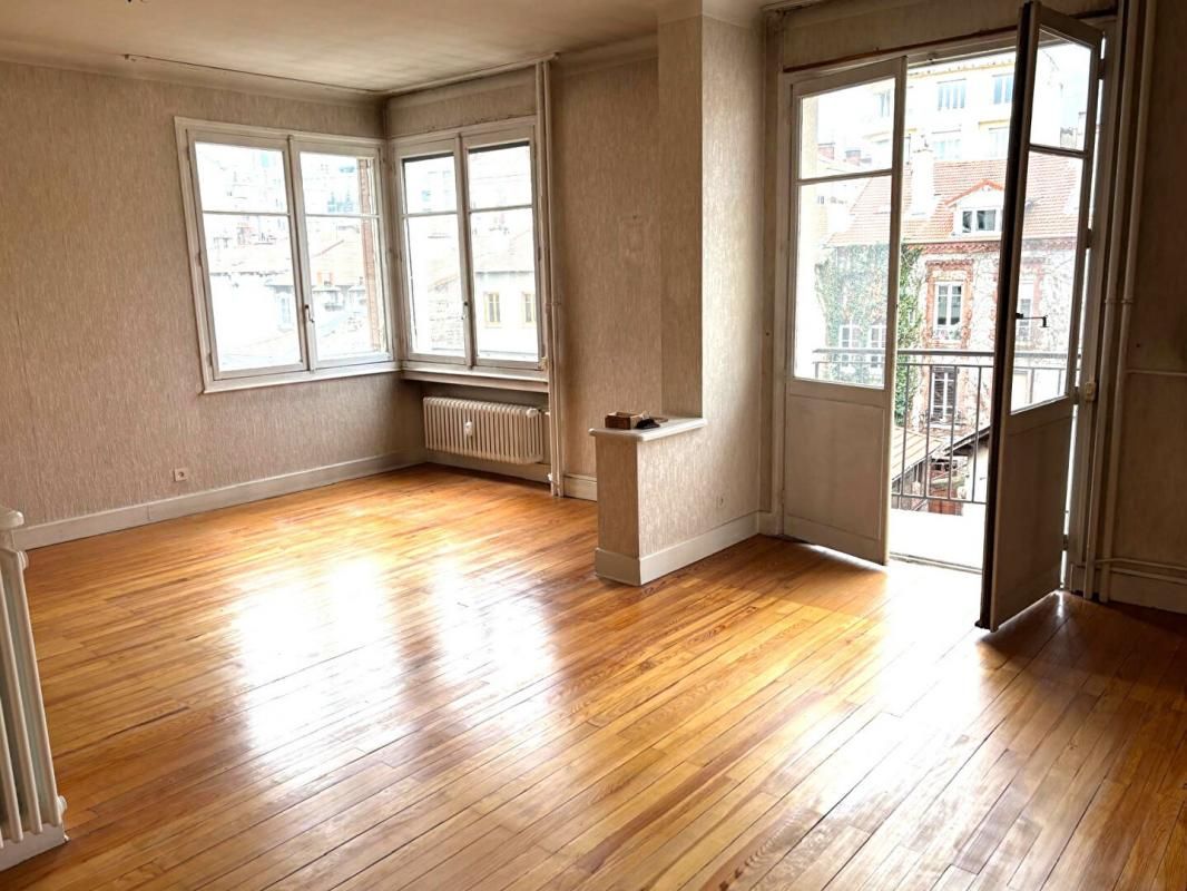 SAINT-ETIENNE ST ETIENNE 42100 place Anatole France. Dans un immeuble de 1955 appartement 76m² 3 pièces, une chambre. Cave 2