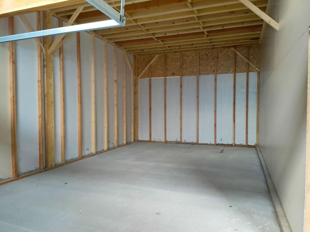 ST JUST EN CHEVALET - BOX DE 150m2