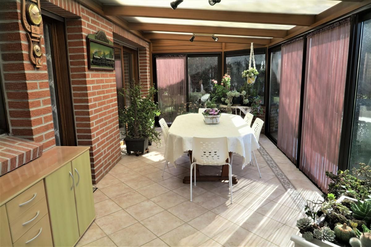 Pavillon individuel en briques de type semi-plain-pied bâti sur 632 m²