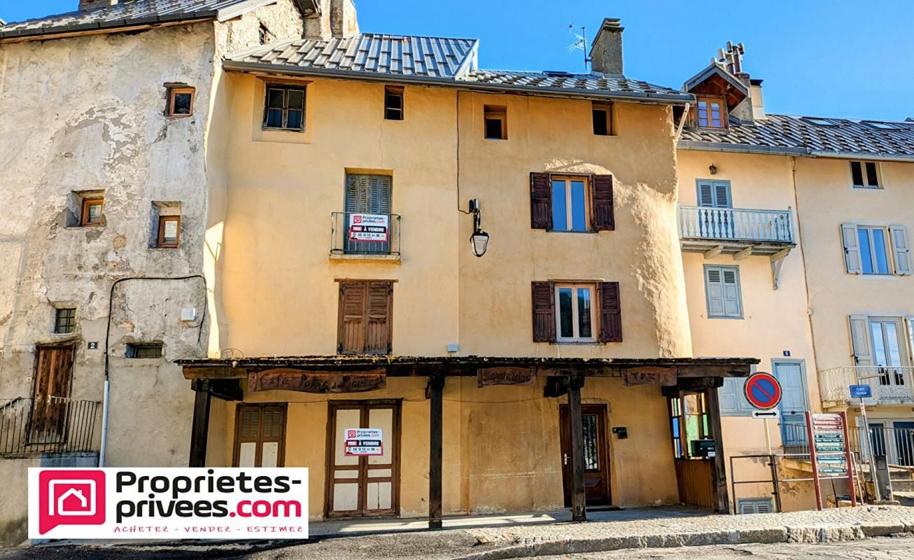 Cité Historique de Briançon - Un local commercial et un appartement - A rénover