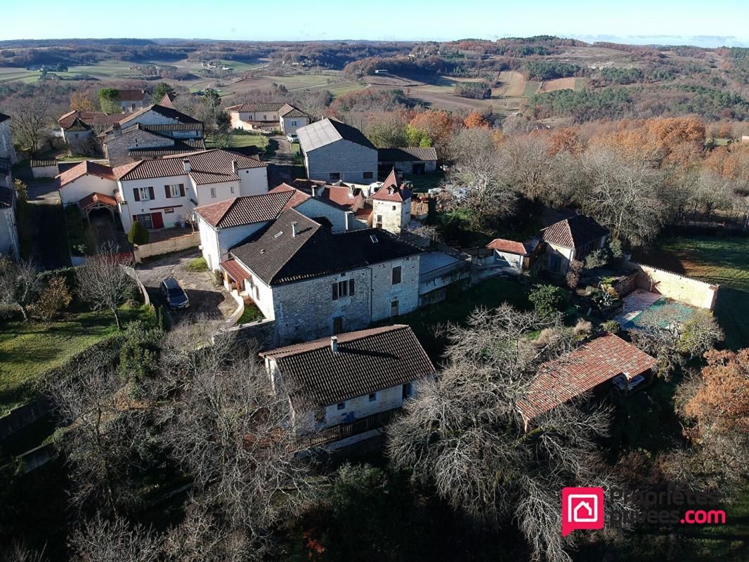 Maison de campagne en pierre avec vue près de Cahors