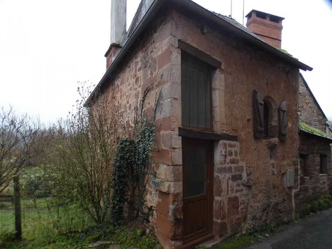 Maison de bourg en pierre rouge et ardoise