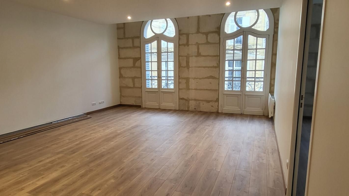 Appartement  centre ville Bergerac 3 pièces rénové  94.60 m2  et balcon