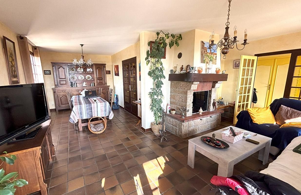FEURS VALEILLE 42110 10mn de FEURS Villa traditionnelle sur sous sol complet 106m² habitables 3 chambres garage sur 1000m² de terrain 4