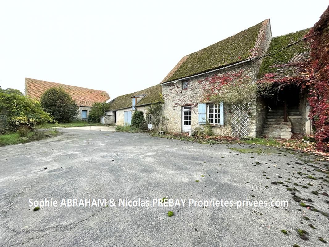 Maison à rénover avec dépendances, garage et terrain