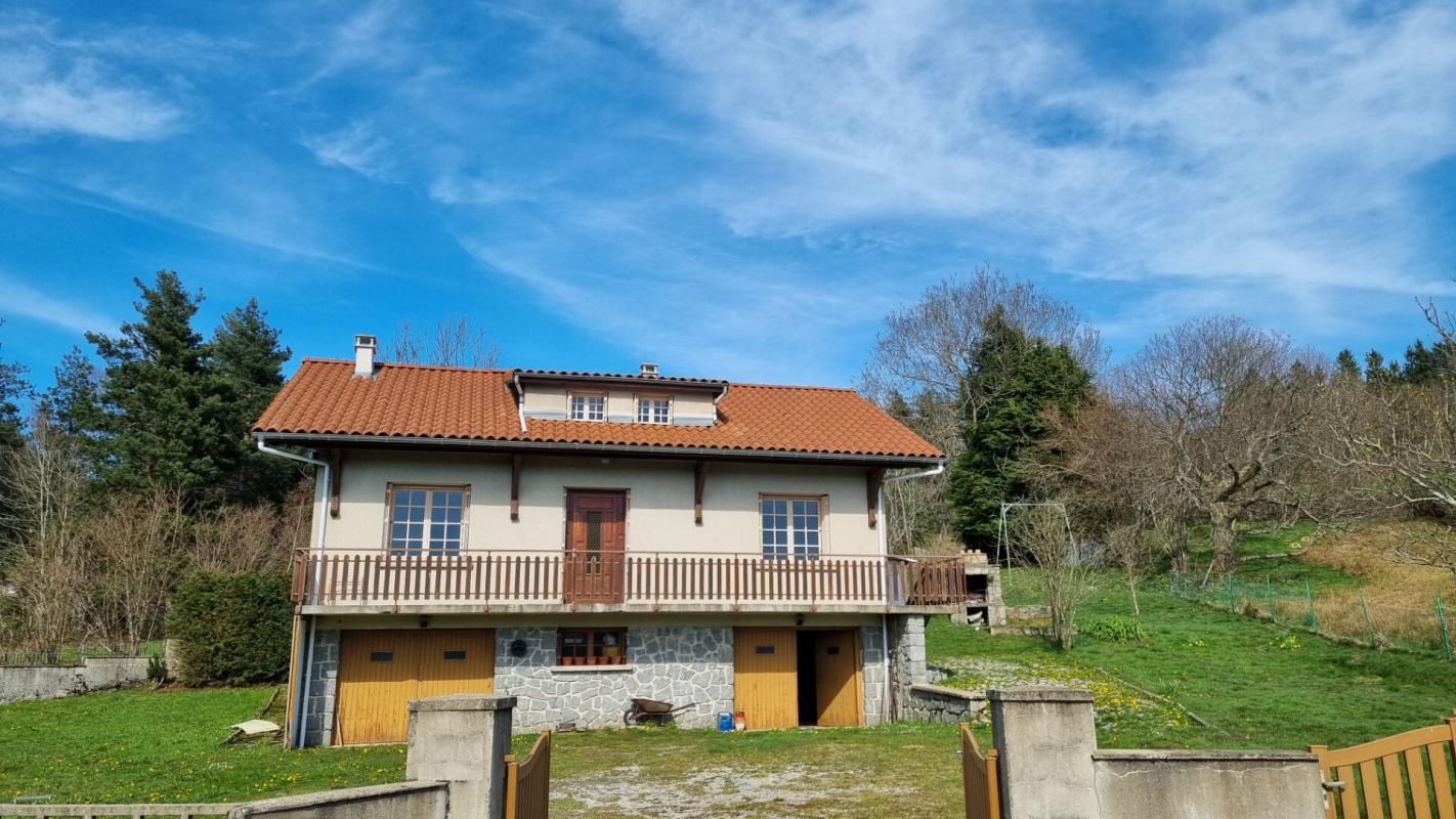 Entre SAINT GENEST MALIFAUX et MARLHES 42660 Maison traditionnelle sur sous-sol complet environ 120m² habitables 4 chambres sur 4600m² de terrain