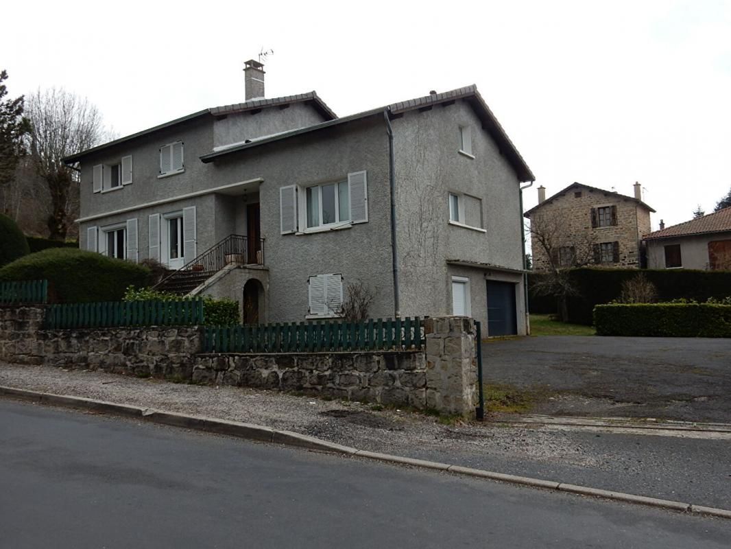 SAINT-JULIEN-CHAPTEUIL Saint-Julien-Chapteuil 43260 maison traditionnelle de 1972 sur deux niveaux élevés sur sous-sol 302 m² habitables 6 chambres sur 1613m² de terrain 2